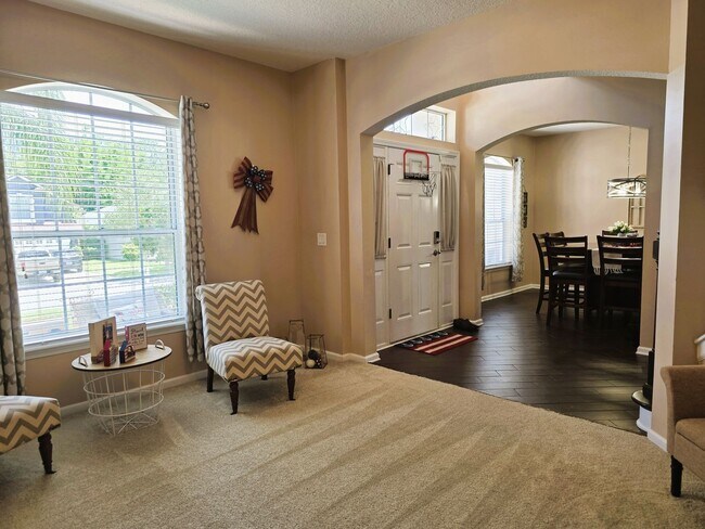 Building Photo - Large Home On Cul-De-Sac!
