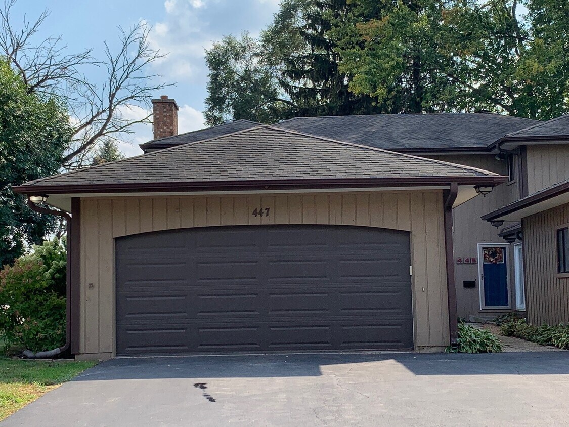 447 E Drury Ln, Barrington, IL 60010 Townhome Rentals in Barrington