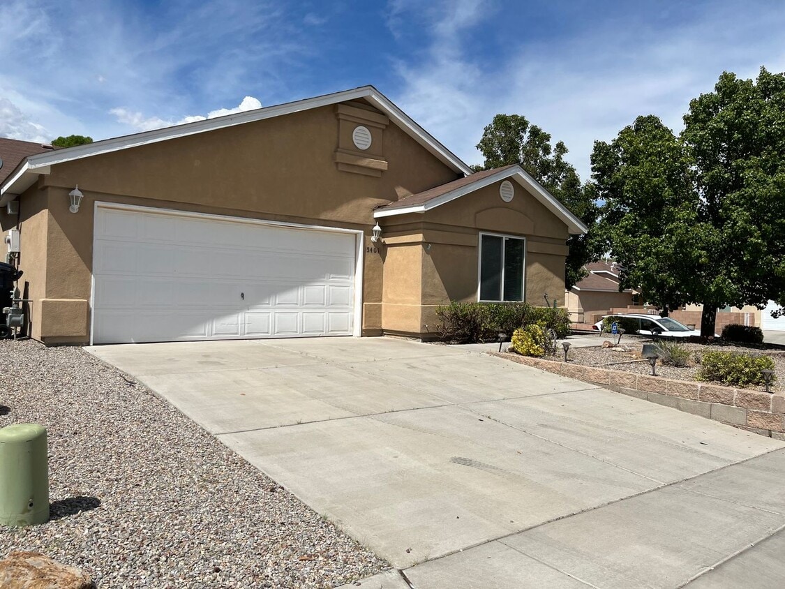 Primary Photo - Fabulous 3 Bedroom Rental
