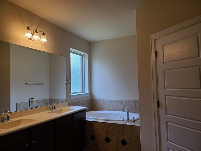 Foto del edificio - 218 Simmons Dr