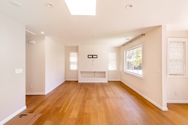 Bright living room, skylight, tv-mount with in-wall wiring - 1051 Park Ave