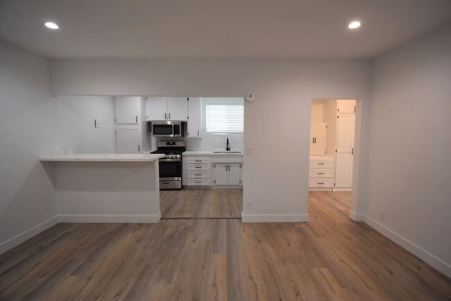 Building Photo - 5117 Laurel Canyon Blvd