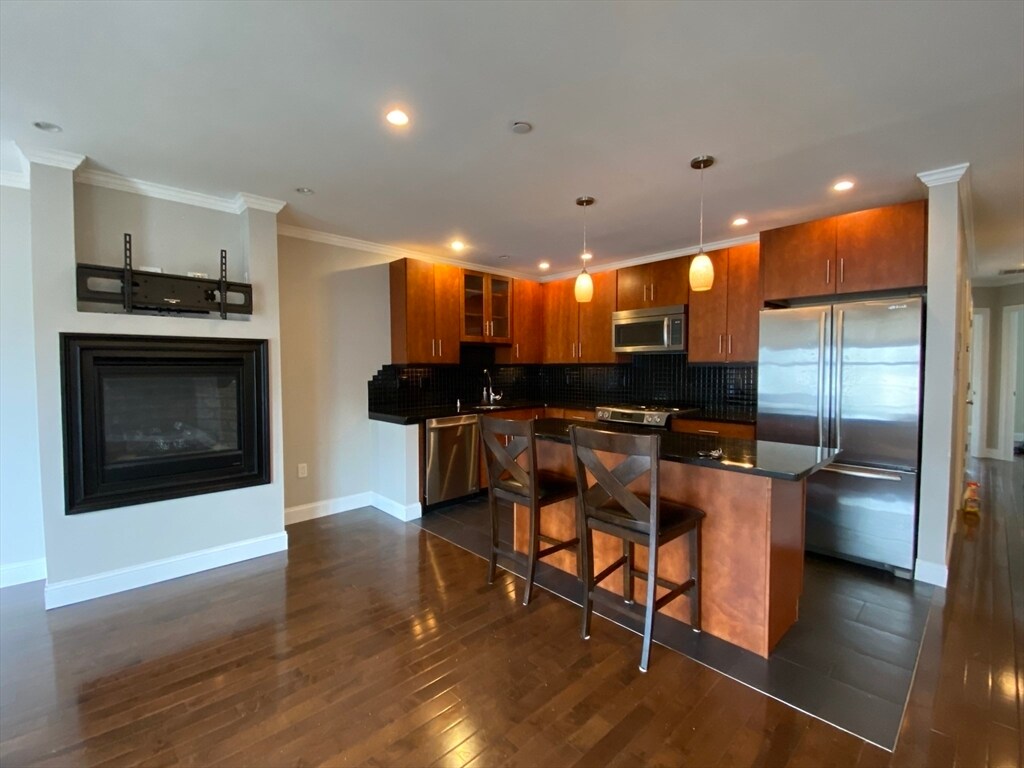 Primary Photo - 171 Bowen St