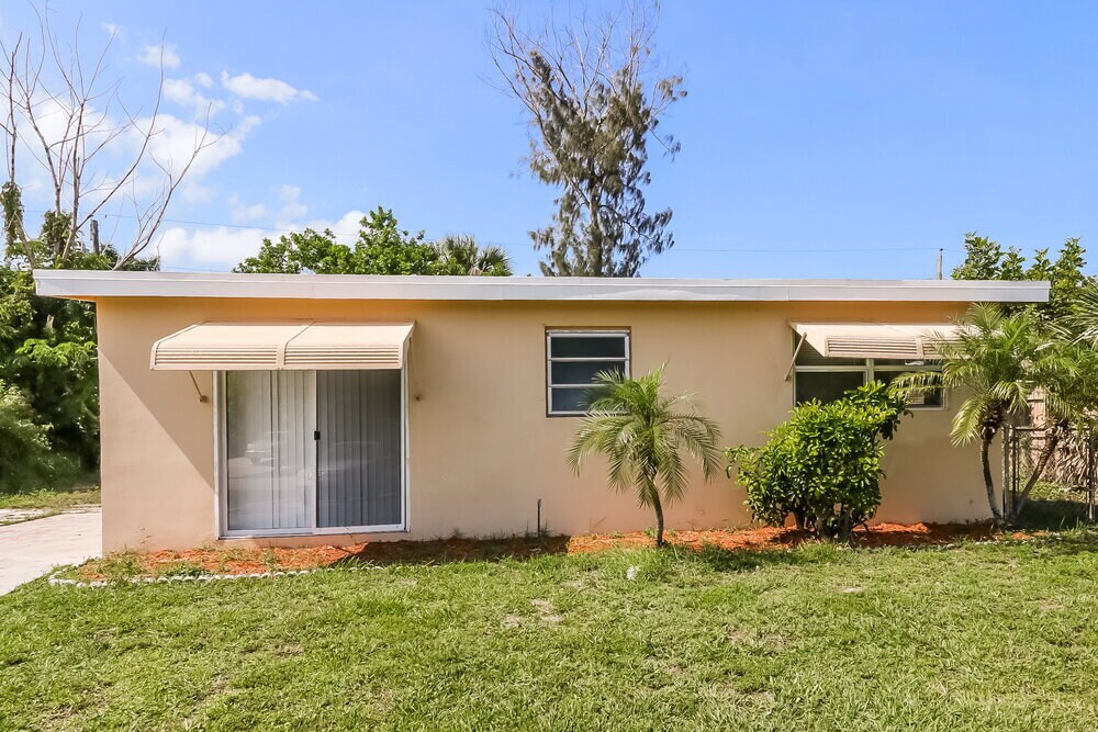 Foto principal - 5641 Honeysuckle Dr