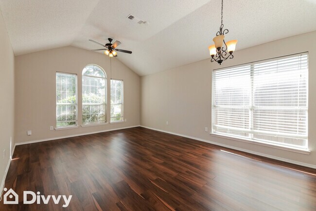 Building Photo - 3717 Fleetwood Dr