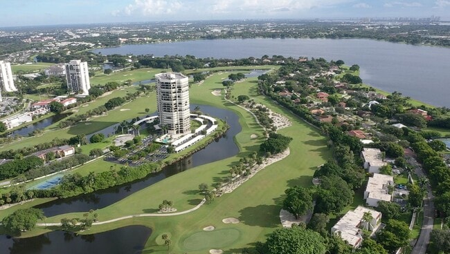 Foto del edificio - 1739 Embassy Dr