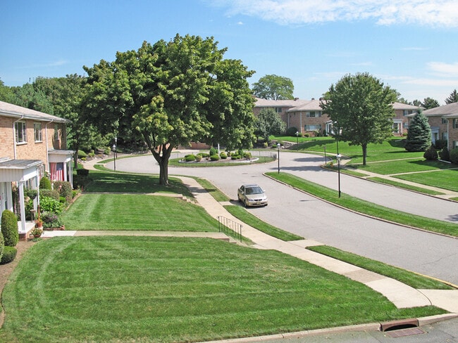 Building Photo - Berdan Court