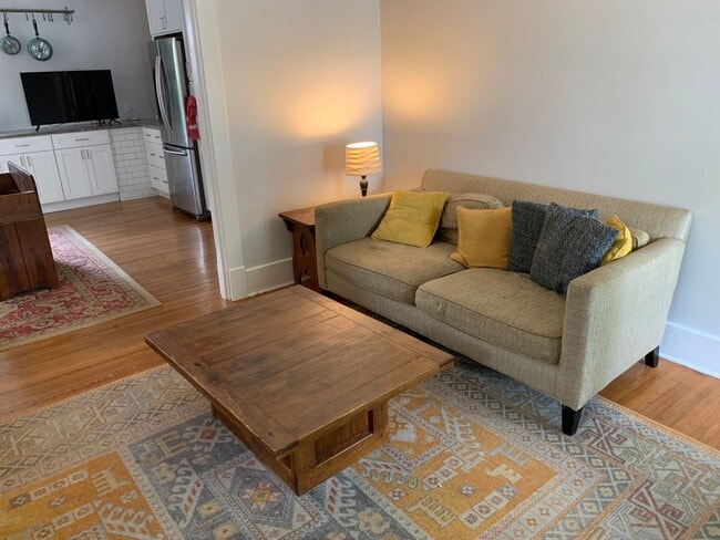 Foto del edificio - Crescent Hill  Charming Three Bedroom Bung...