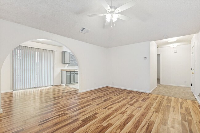 Foto del edificio - 3-BEDROOM HOME IN LOMA PARK