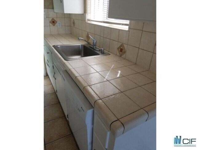 1114 E Cliff Dr photo'