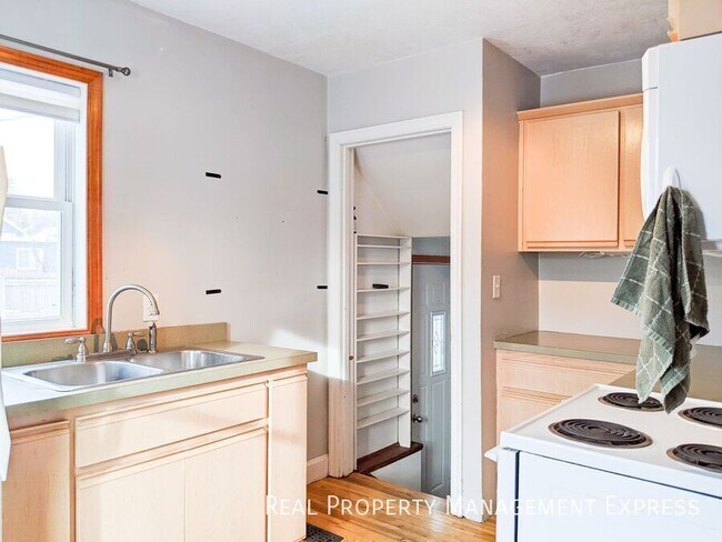 Foto del edificio - 3 Bed House w/ Fenced-In Yard