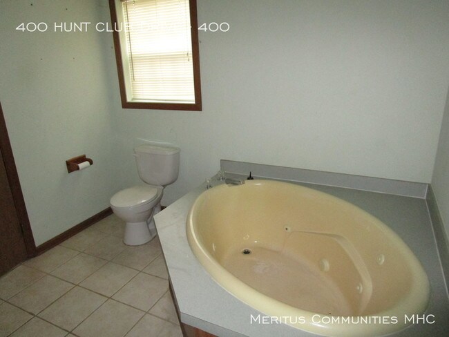 Building Photo - 400 Hunt Club Dr