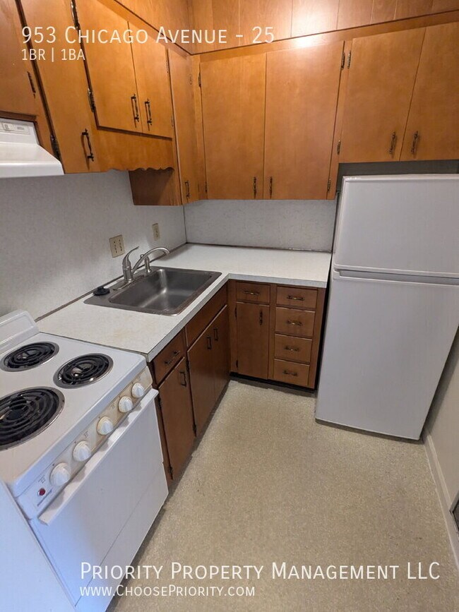 Building Photo - 953 Chicago Ave