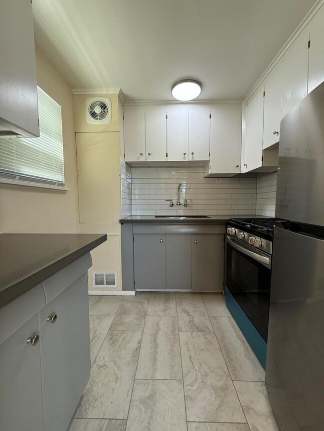 Building Photo - 2 bedroom in Seattle WA 98103
