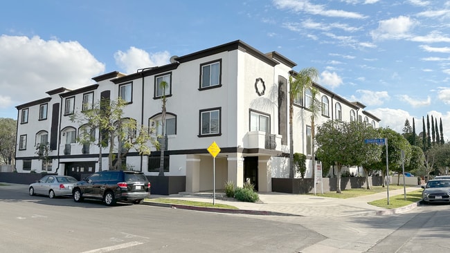 Building Photo - 5330 Satsuma Ave