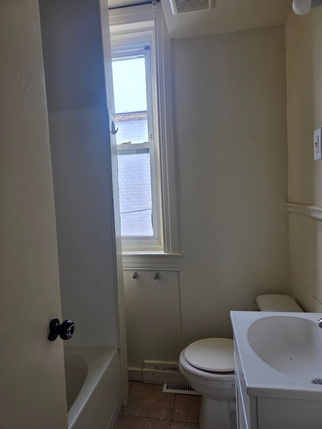 Building Photo - 654 Chestnut St