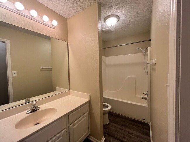 Building Photo - Spacious 3-Bed/2-Bath/1-Car Townhouse in P...