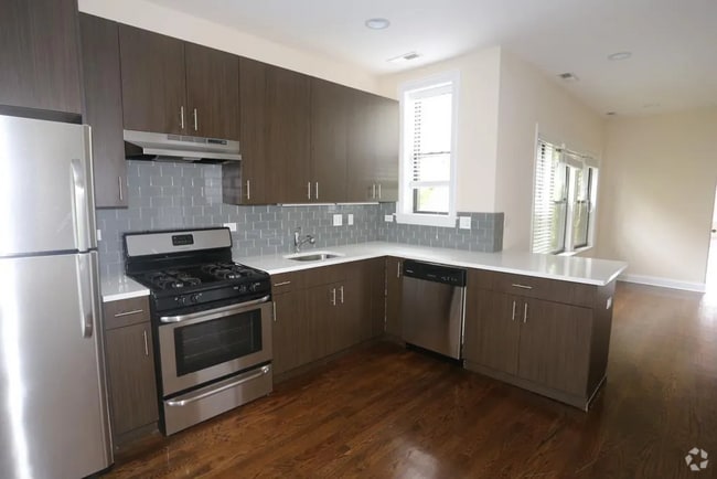 Building Photo - 3710 N Wilton Ave
