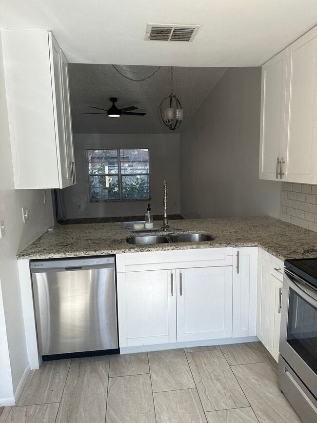 Building Photo - 7355 Parkside Villas Dr N