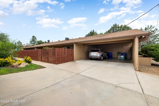 Building Photo - 340 Country Club Cir