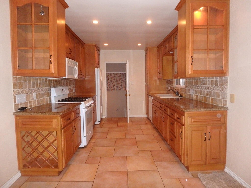 Primary Photo - 9305 Downey Ave
