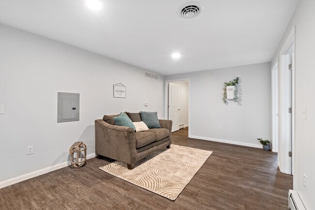 living area - 3527 Vienna St