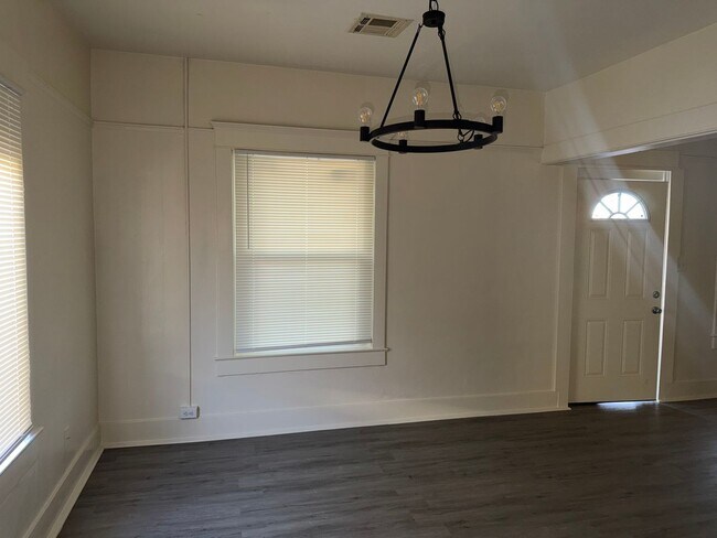 Foto del edificio - Remodeled 1 bedroom 1 bathroom with a den!