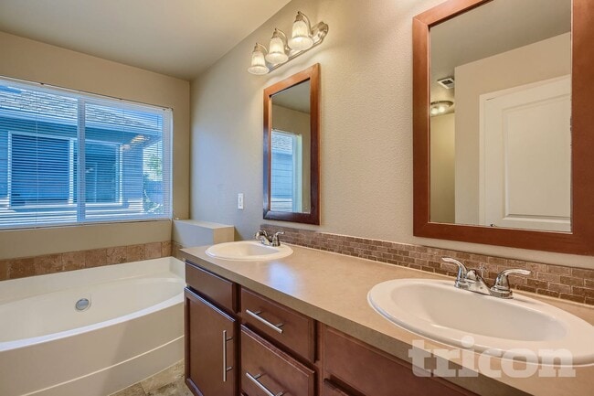 Building Photo - 20615 7th Ave Ct E