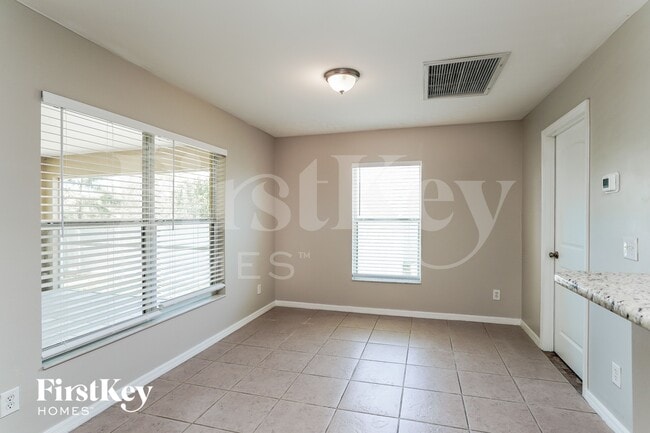 Building Photo - 1002 NE 33rd Ln