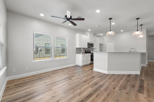 Foto del edificio - 3-Bed Oasis on Reverie Rd with Spacious 1612 Sq Ft Layout - Perfect for Your Family!