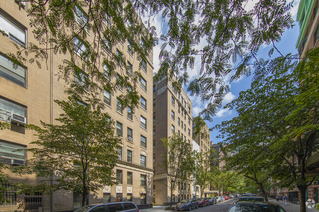 Building Photo - 145 W 71st St