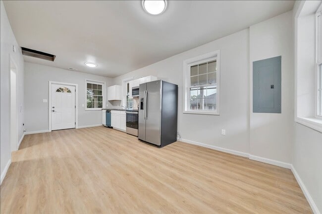 Building Photo - Updated 2 bedroom 1 bath with all new appl...