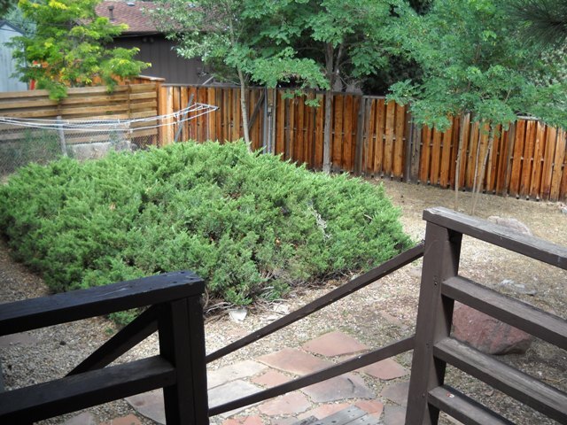 Building Photo - Spacious Bi-Level Home with Great Views