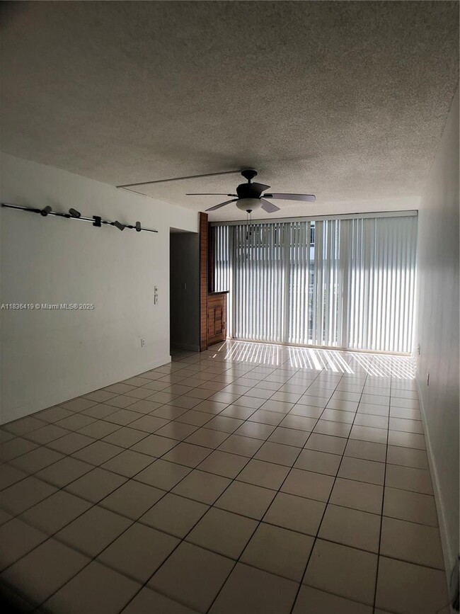 Building Photo - 2539 Bayshore Dr