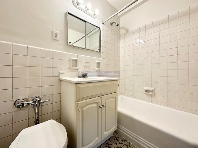 Foto del edificio - 6645 Broadway