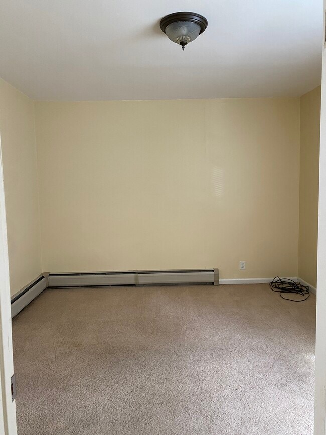 rear bedroom - 105 Manning Blvd