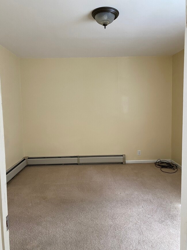 rear bedroom - 105 Manning Blvd