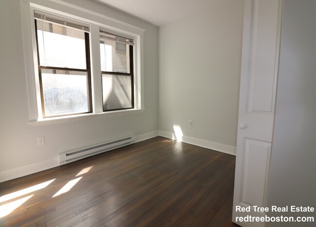 Building Photo - 81 Park Dr