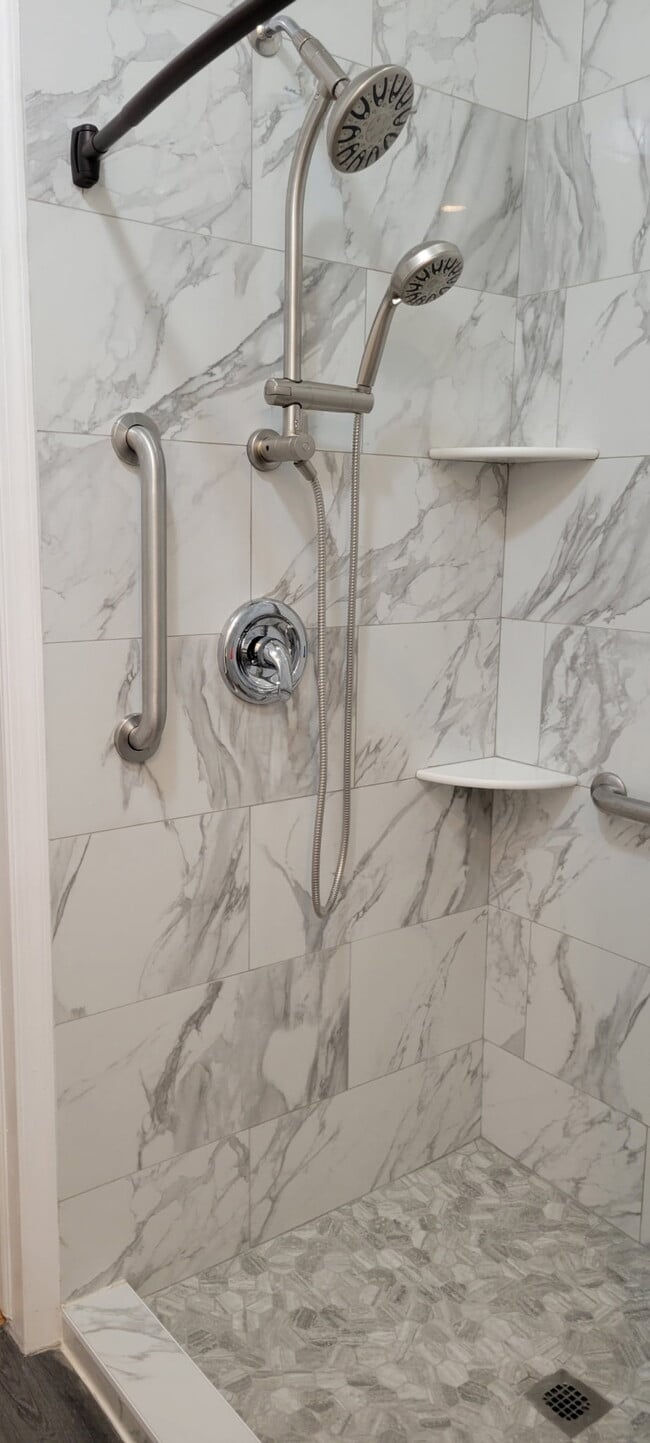 Walk-in Shower - 1109 S 23rd St