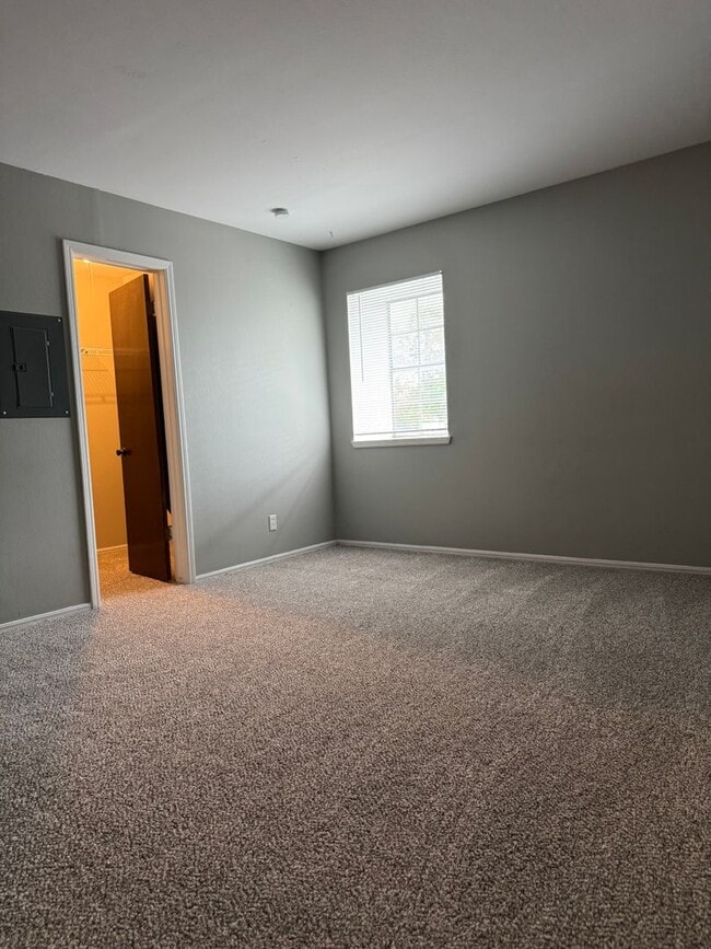 Building Photo - 1 Bedroom 1 Bath Apartment Available