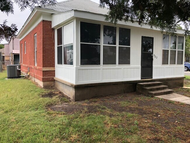Foto del edificio - 327 N Main St