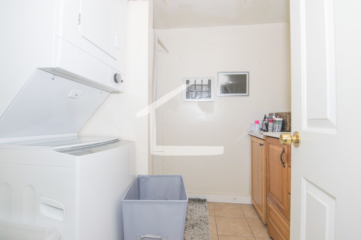Primary Photo - 212 Hemenway St