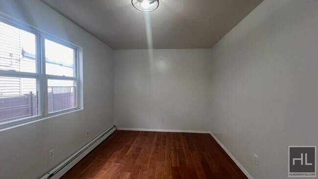 Foto del edificio - FRESHLY RENOVATED VERY LARGE AND SPACIOUS ...