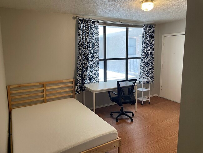 Dormitorio 1 - 2409 Leon St