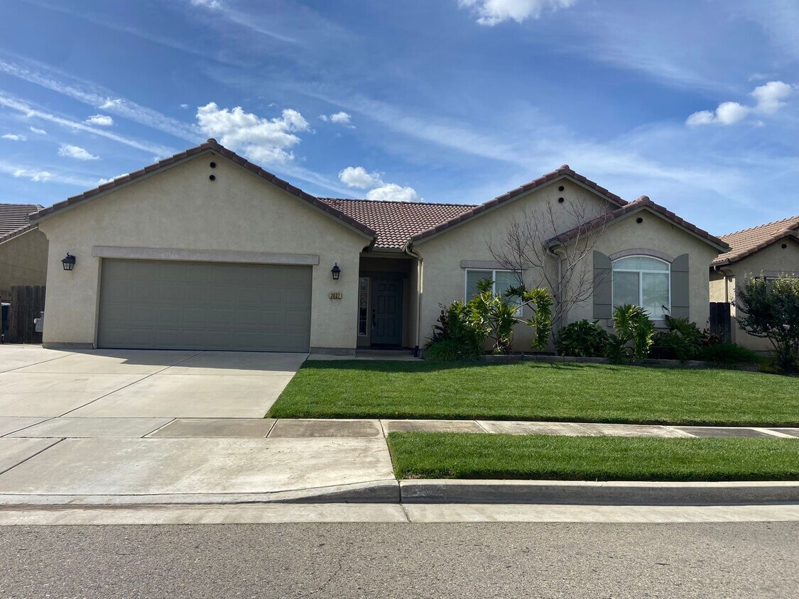 Primary Photo - Spacious home with pool Rent Ready!