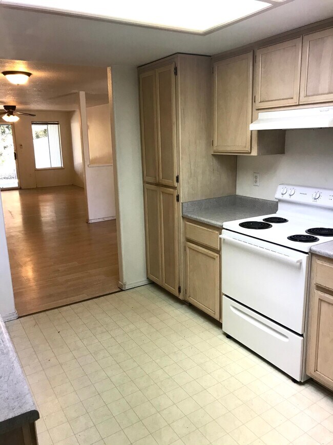 Building Photo - 885 Columbine Way