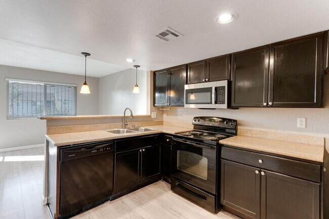 Foto del edificio - Modern Comfort in a Charming 2-Bed, 2-Bath Upstairs Unit!