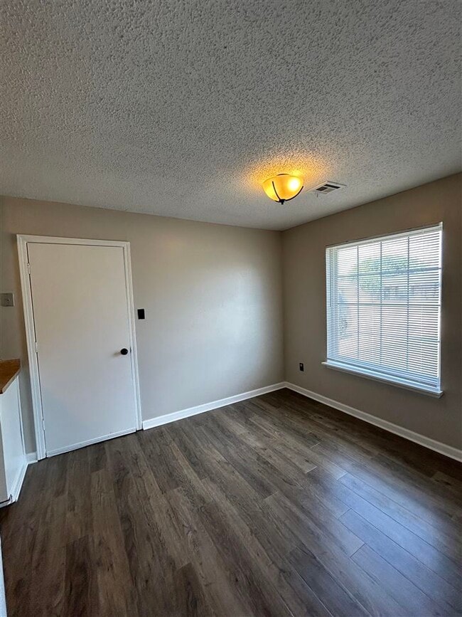 Building Photo - 6428 NW Arrowhead Dr