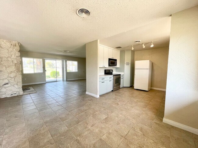 Foto del edificio - AVAILABLE NOW! 2 Bed 2 Bath condo in Palm ...