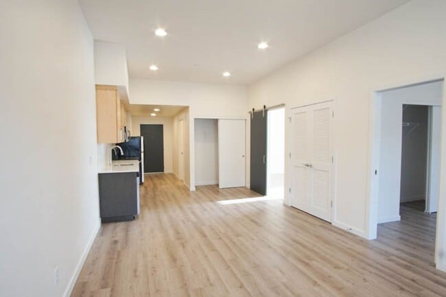 Foto del edificio - SPRING SPECIAL: Top Floor Modern 2 Bdr w/ W&D + AC!